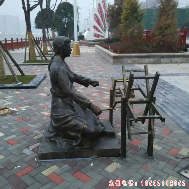 织布人物铜雕（2）