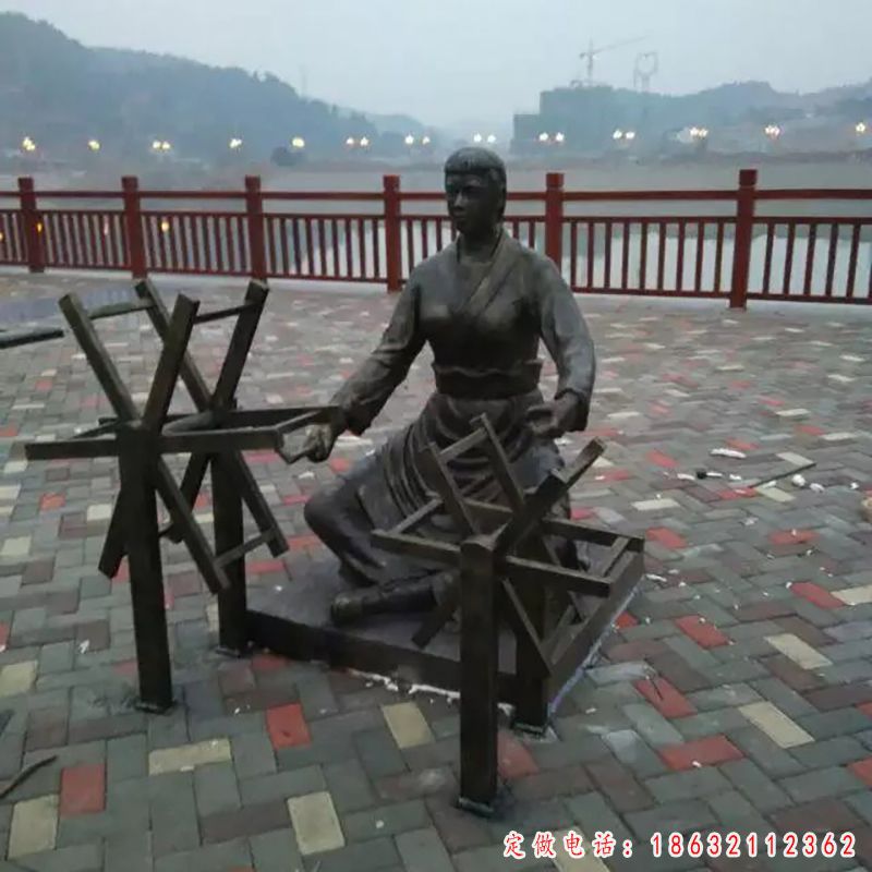 织布人物铜雕（10）