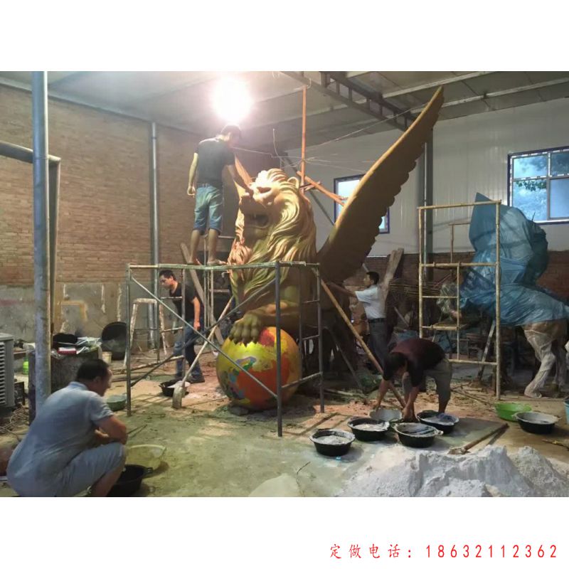 踩球飞狮铜雕（1）