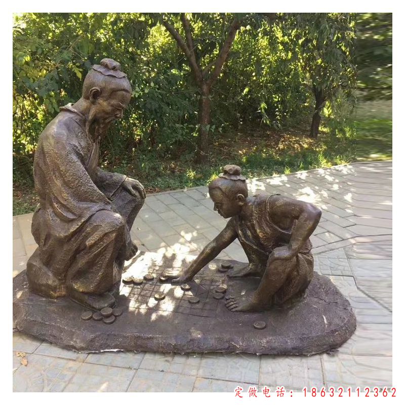 古代爷孙俩下棋铜雕（1）