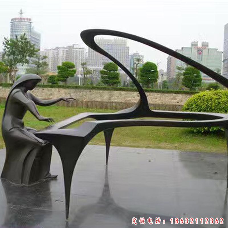 广场弹钢琴标志景观铜雕（1）