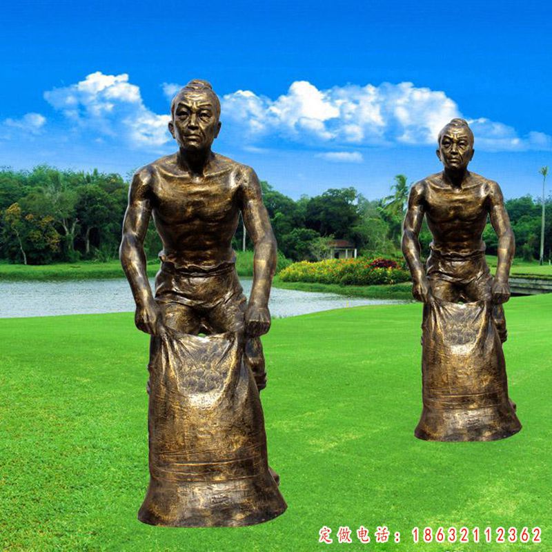 手抬粮食的人物铜雕，公园景观雕塑