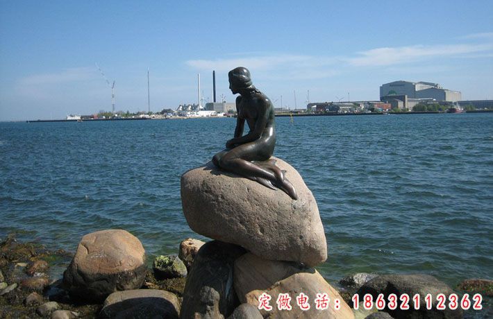抽象青铜人物雕塑，海边景观雕塑