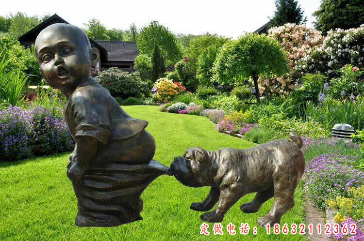 小狗叼小孩裤子雕塑