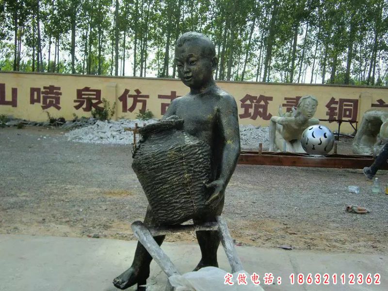 小孩搬鱼篓铜雕，景观铜雕