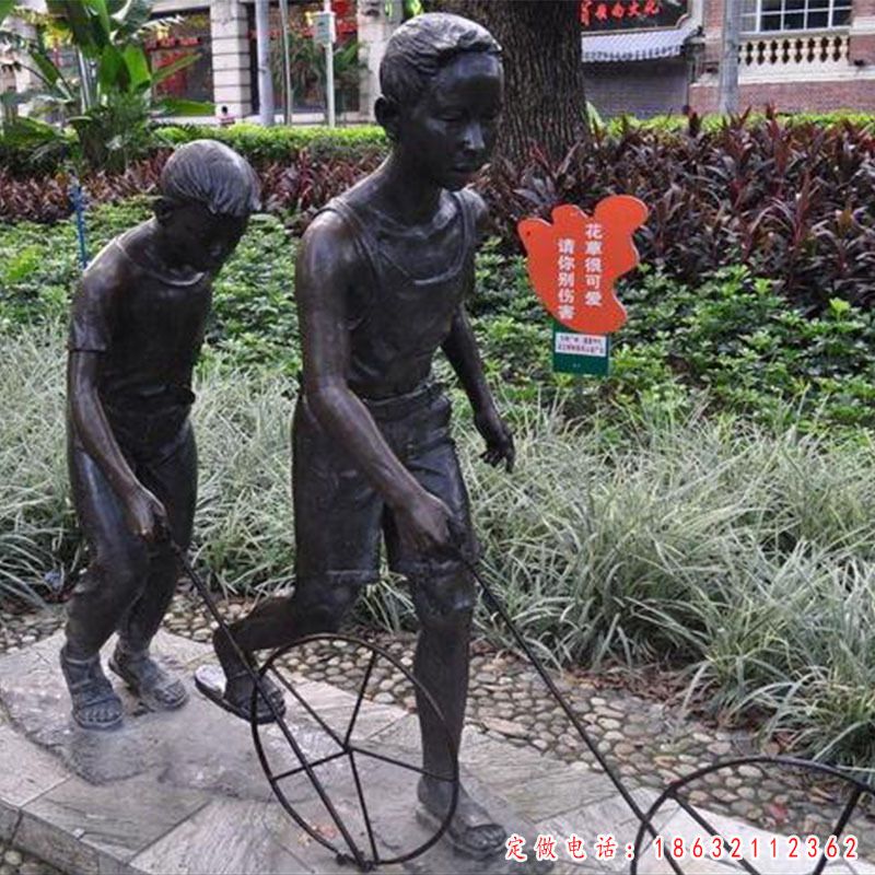 公园滚铁环人物铜雕（1）