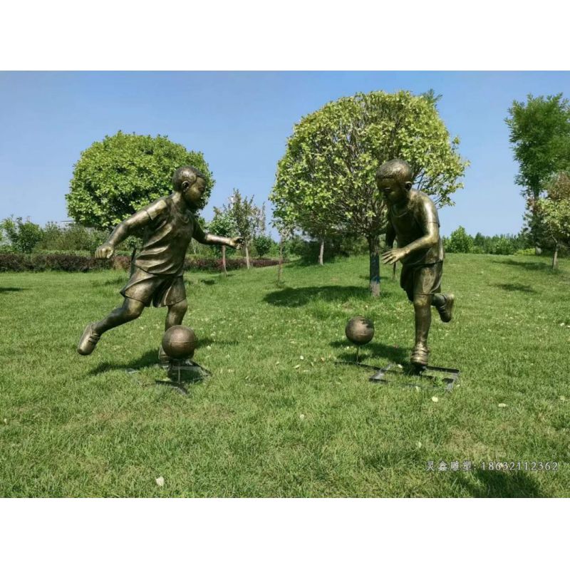运动人物踢足球铜雕